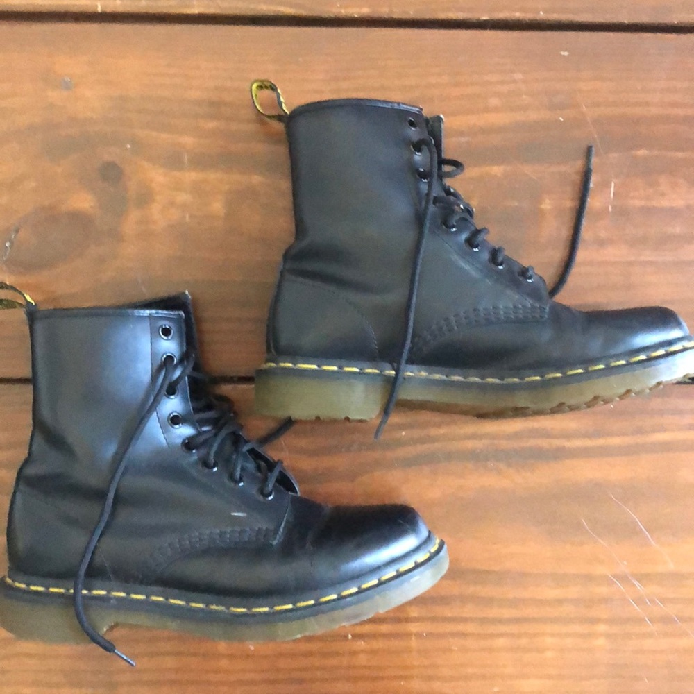 Dr martens solid black boots !